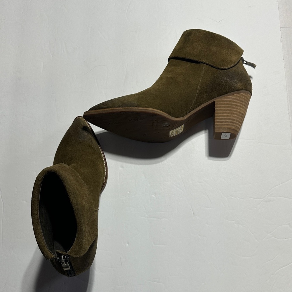 NWOT Antelope Q31 Hart Suede pointy heeled Ankle Boots Olive Green zipper cuff